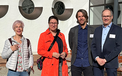 Vier Menschen stehen vor dem Gebäude des KJF BBJZ Sankt Elisabeth.