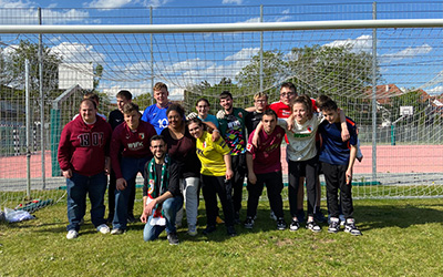 Gruppenfoto im Tor mit Finn Dahmen