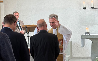 Domkapitular Armin Zürn segnet Erich Miller