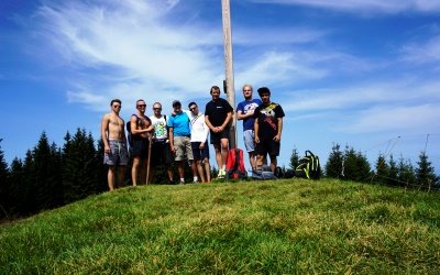 Das Bild zeigt die Auszubildenden des KJF Berufsausbildungswerks Augsburg auf dem Gipfel des Hörnle