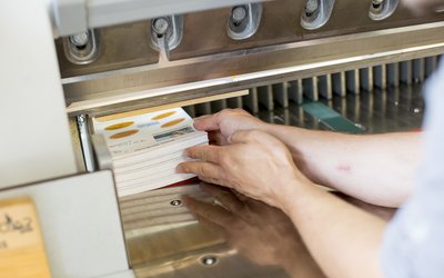 Das Foto zeigt eine Buchbindermaschine im Einsatz