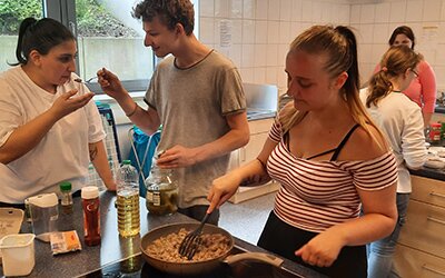 Gemeinsames Kochen gesunder Speisen