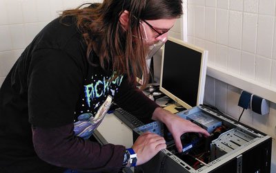 Julian König absolviert im KJF Berufsbildungswerk Augsburg seine Ausbildung zum Fachinformatiker für Systemintegration. Foto: Sankt Elisabeth KJF Berufsbildungs- und Jugendhilfezentrum