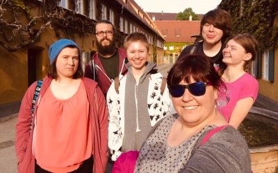 Das Bild zeigt die Jugendlichen in der Fuggerei Augsburg
