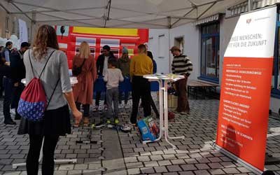 Viel los war am Stand der KJF beim Straßenfest in der Augsburger Bäckergasse (Foto: KJF)